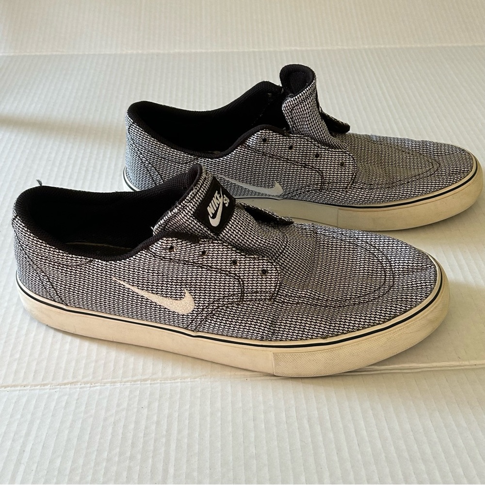 NIKE BS Clutch Black/White Athletic Skater Sneaker Shoes Size 11.5.